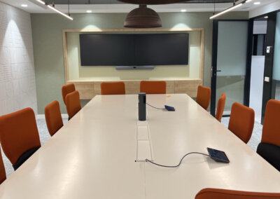 Large meeting room with two displays, a video bar and conferencing hardware installed by nesevo