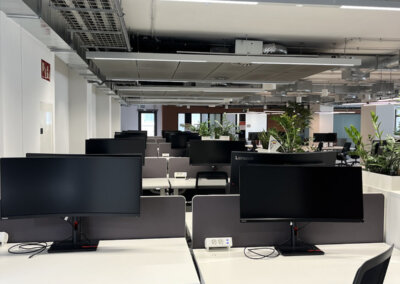 Rows of desks with Lenovo monitors installed and cabled by nesevo
